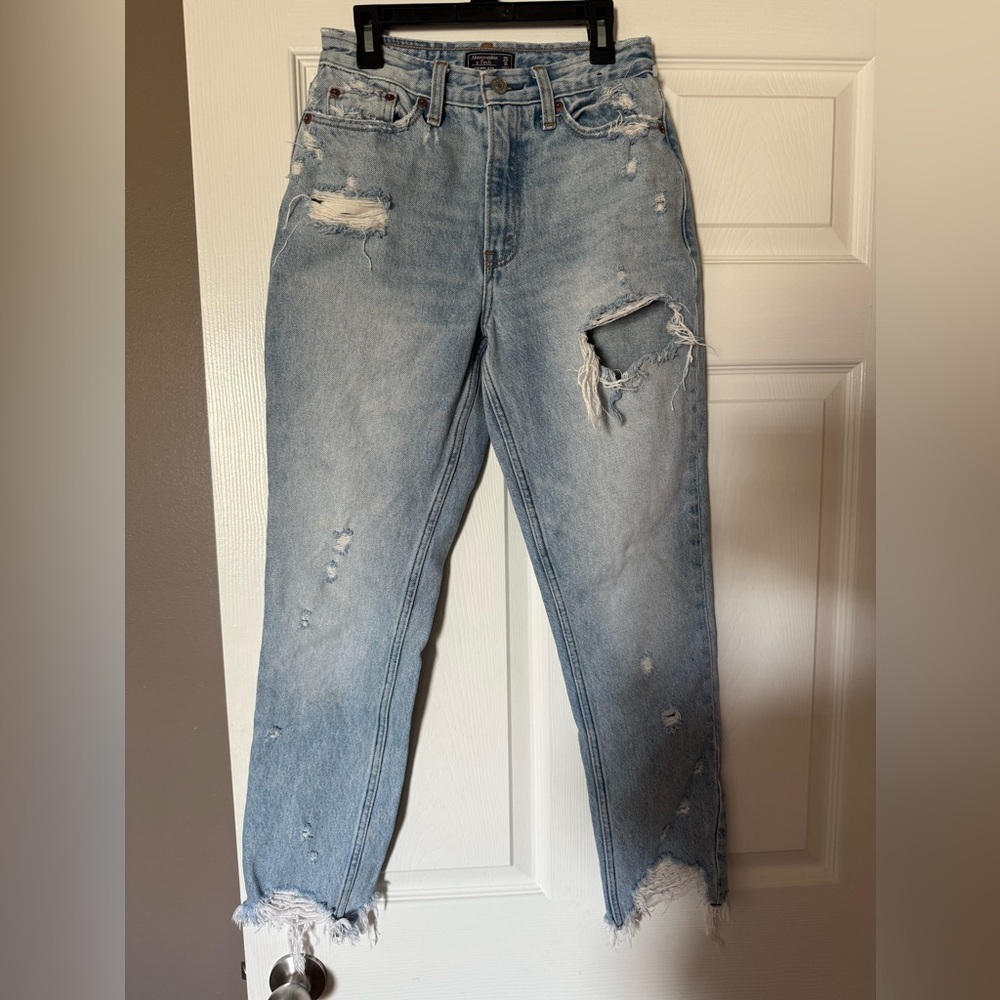 Abercrombie & Fitch Light Wash Distressed Mom Jeans size 25/0 - Picture 3 of 8